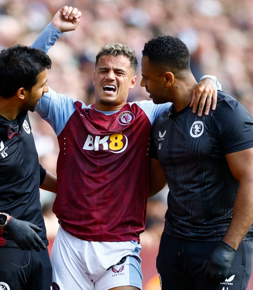 كوتينيو يغادر ملعب المباراة