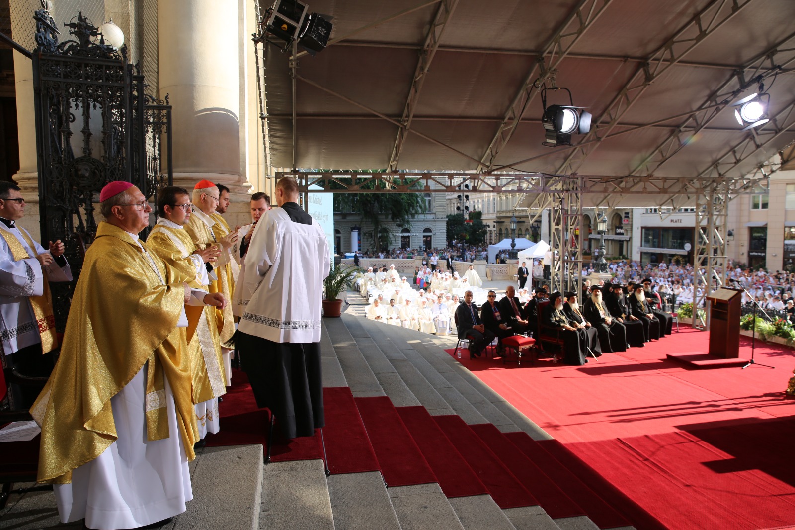 البابا تواضروس يحضر قداس ذكرى القديس شتيڤن فى المجر (1)