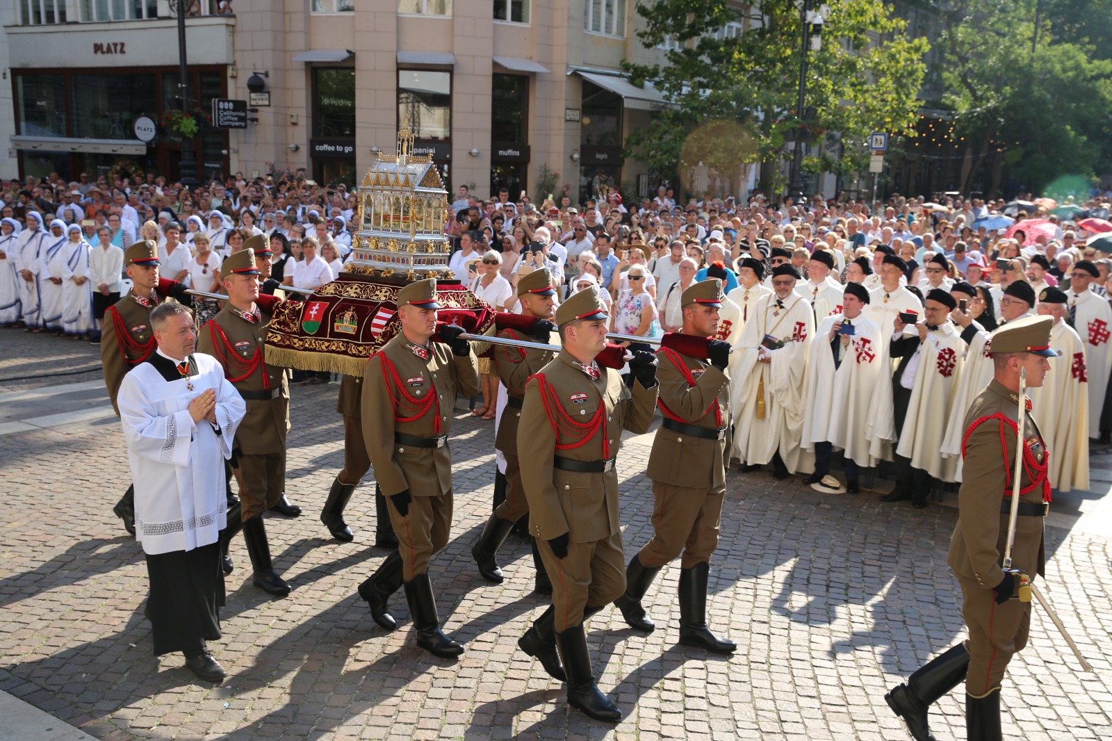 البابا تواضروس يحضر قداس ذكرى القديس شتيڤن فى المجر (7)