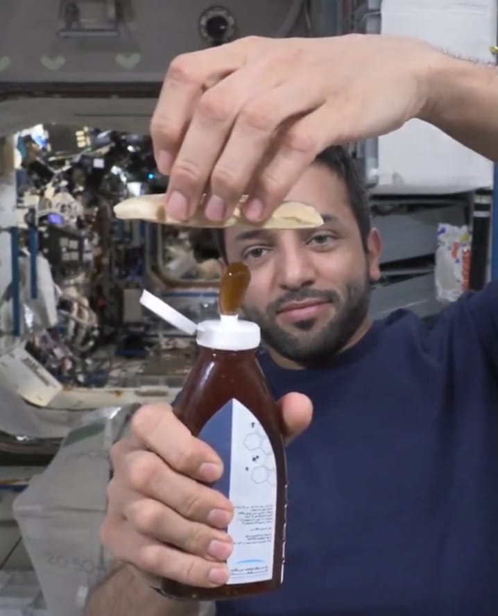 رائد الفضاء الاماراتى يتناول العسل على متن المحطة الدولية