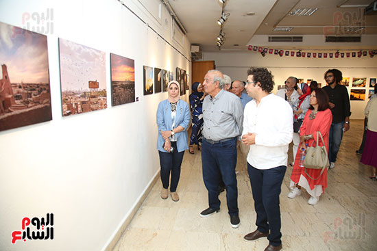 سمير سعيد الدين أمام مشاركات بلال رمضان فى معرض تفاصيل مصرية