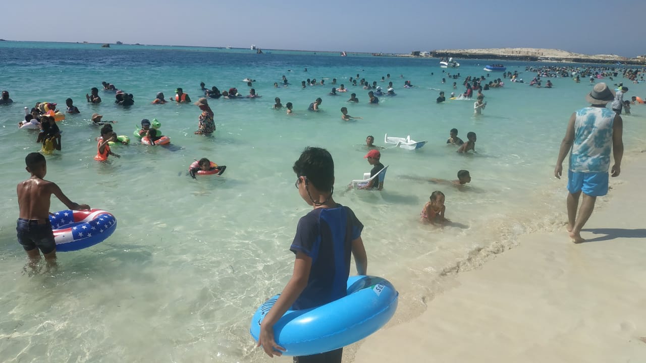 2- متعة وسباحة الاطفال بشواطئ مطروح