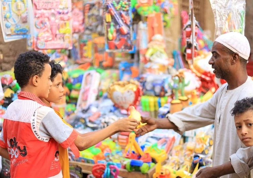 الأطفال خلال شراء الهدايا والحلوى حول الكنائس