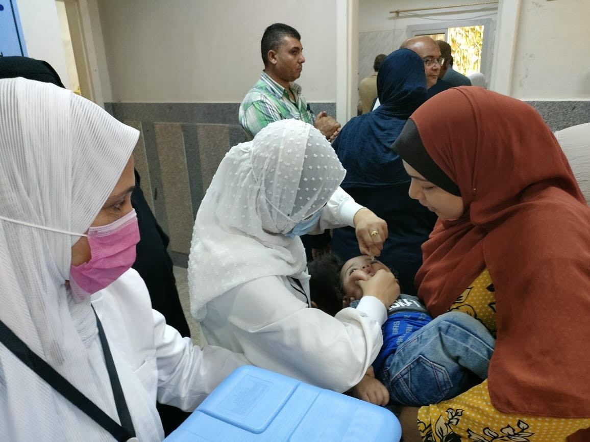 محافظ شمال سيناء يتابع حملة شلل الأطفال بمدينة العريش  (2)