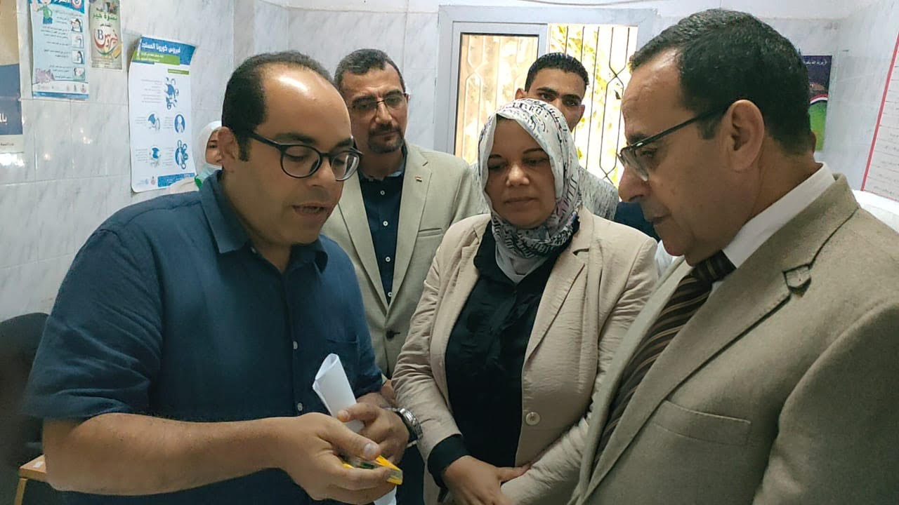 محافظ شمال سيناء يتابع حملة شلل الأطفال بمدينة العريش  (3)