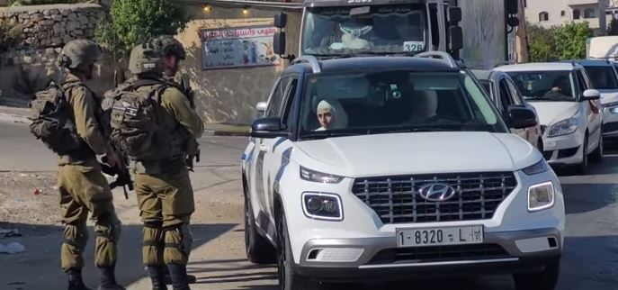 قوات الاحتلال توقف سيارات الفلسطينيين