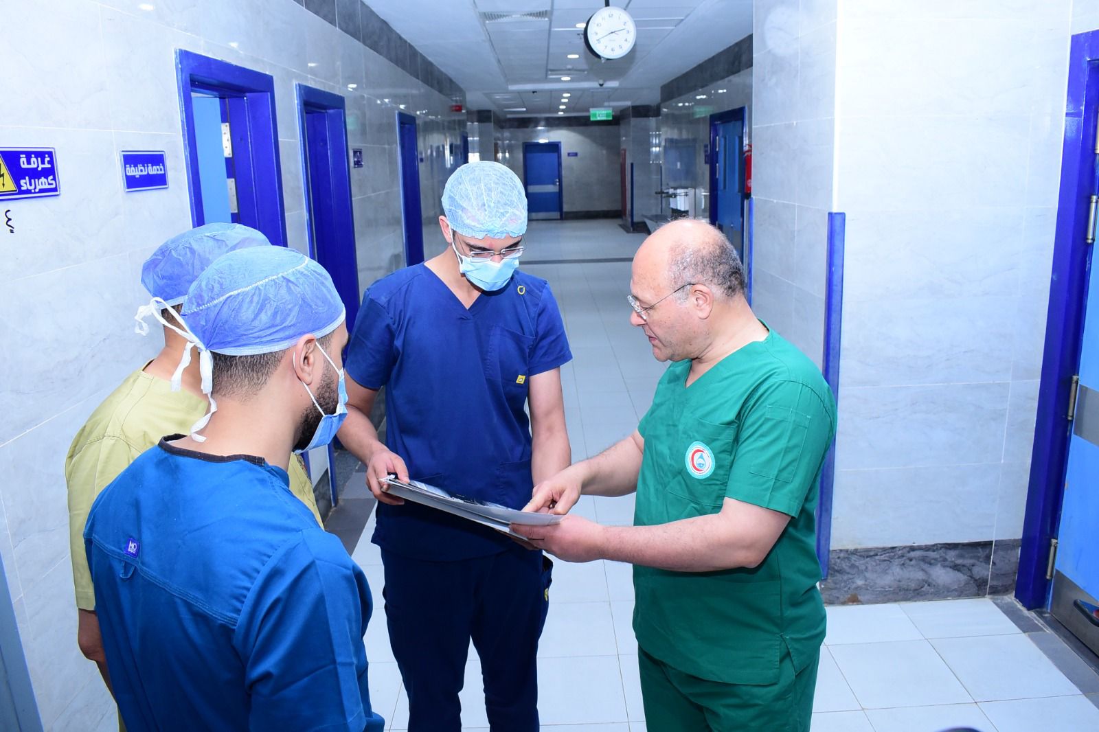 رئيس الجامعة يجرى بنفسة عملليات جراحية للمصابين  (1)