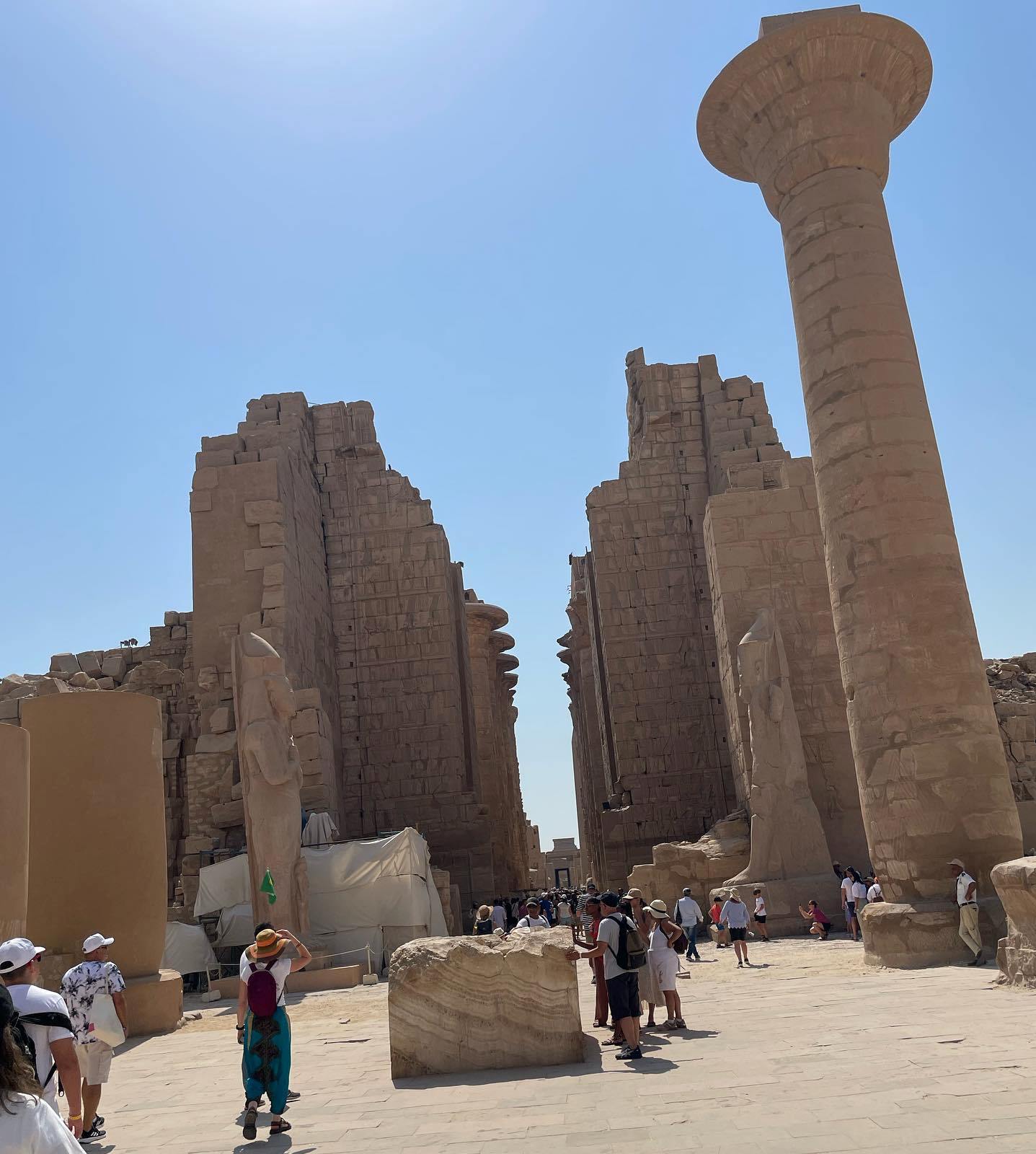 السياح يستمتعون بزيارة المعالم الأثرية بمعابد الأقصر