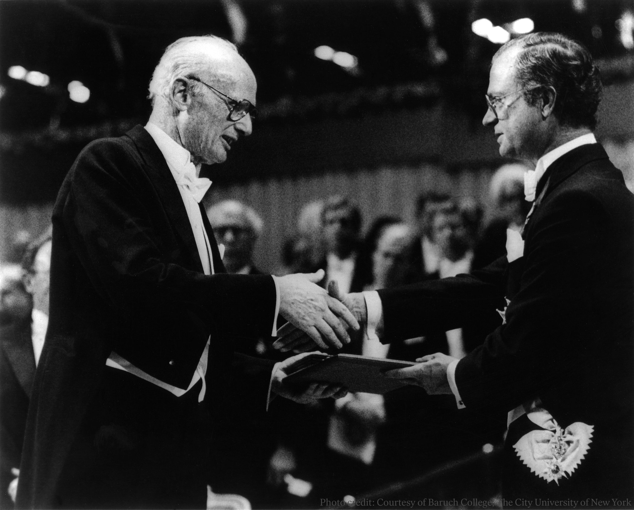 عالم الاقتصاد الأمريكى هارى ماركويتز خلال تسلمه جائزة نوبل