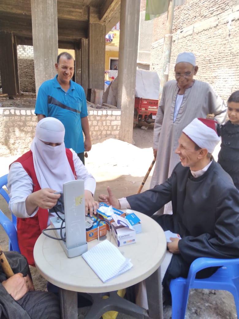جانب من تقديم الخدمات الطبية لإمام مسجد