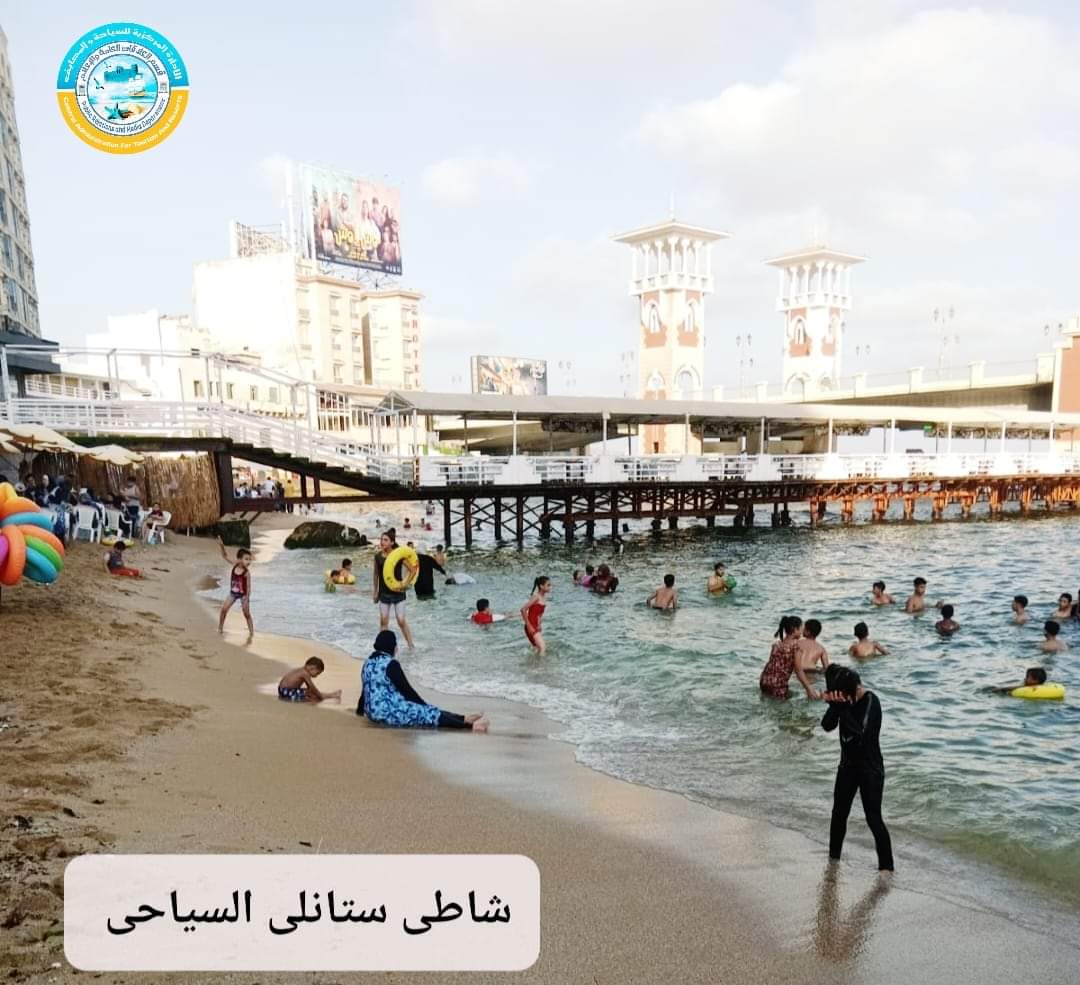 اقبال كبير على شواطئ الإسكندرية (11)