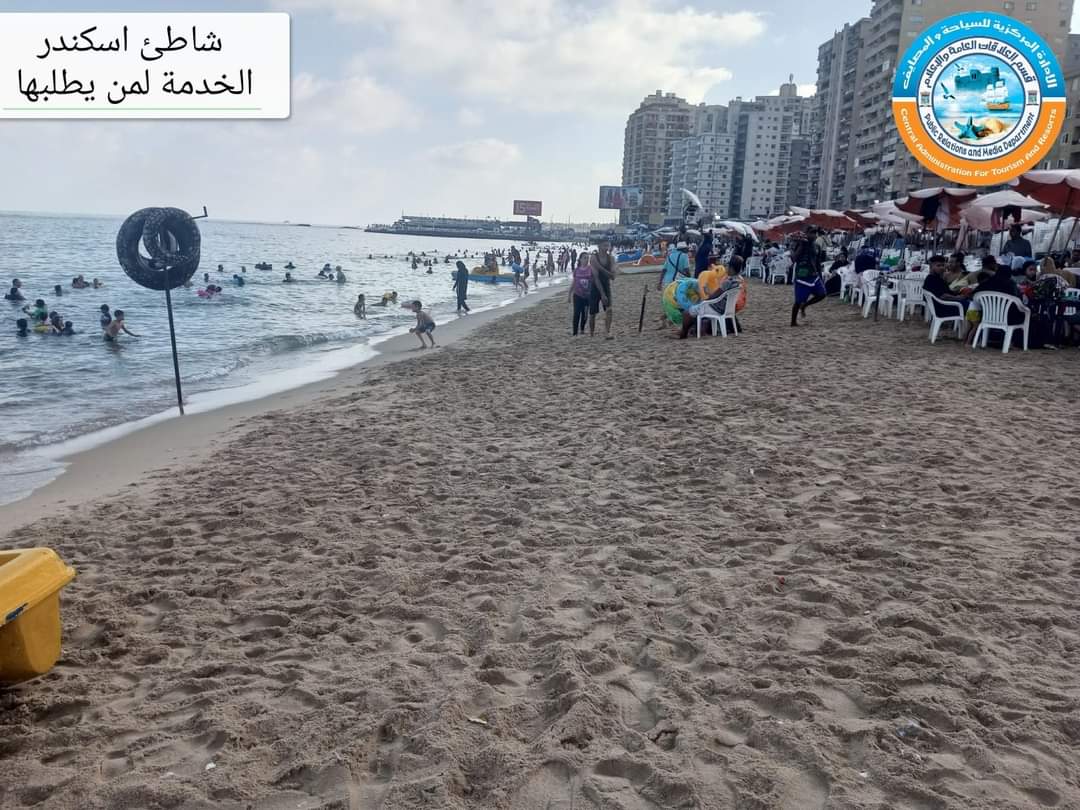 اقبال كبير على شواطئ الإسكندرية (5)