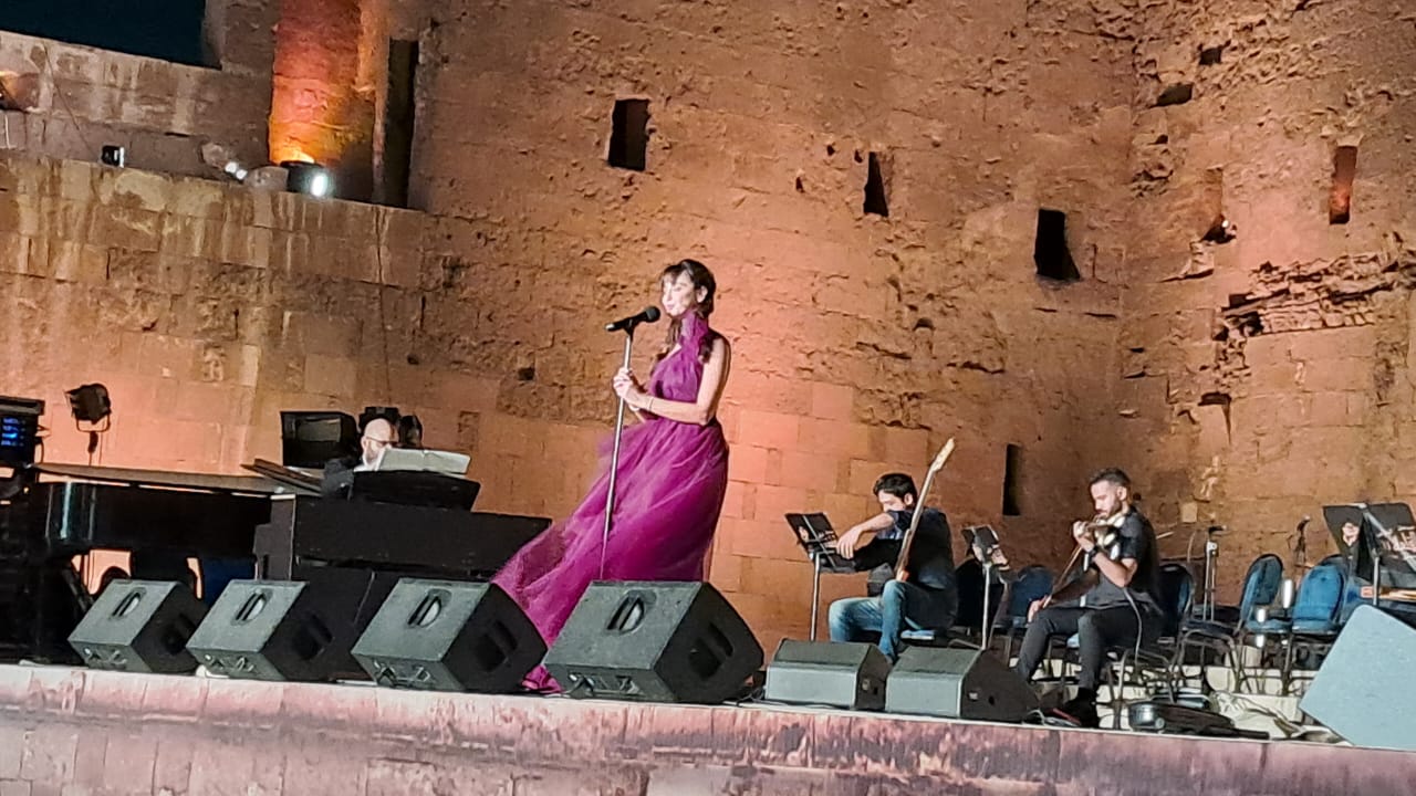 فايا يونان تفتتح حفل مهرجان القلعة بأغنية ياقاتلي وتعلق  اشتقت كتير لمصر (1)