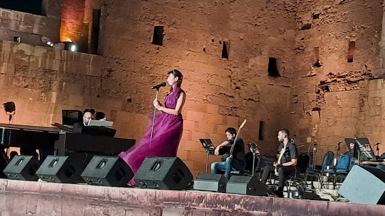 فايا يونان تفتتح حفل مهرجان القلعة بأغنية ياقاتلي وتعلق  اشتقت كتير لمصر (3)