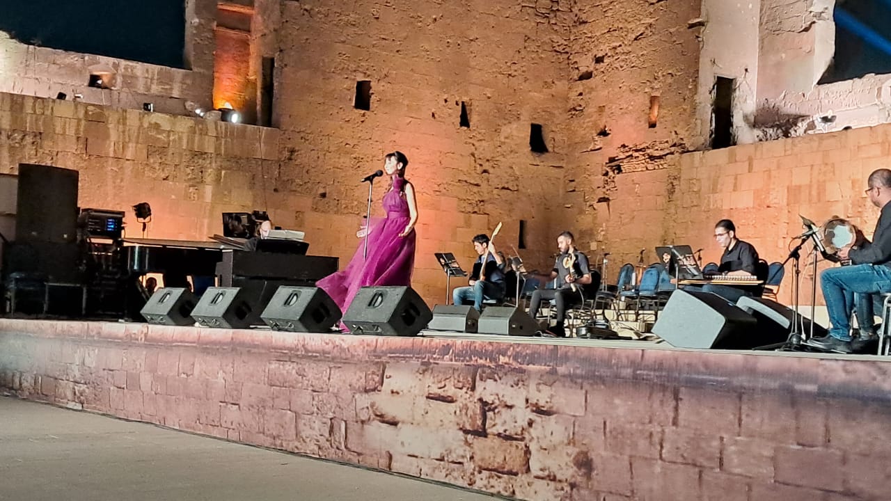 فايا يونان تفتتح حفل مهرجان القلعة بأغنية ياقاتلي وتعلق  اشتقت كتير لمصر (2)