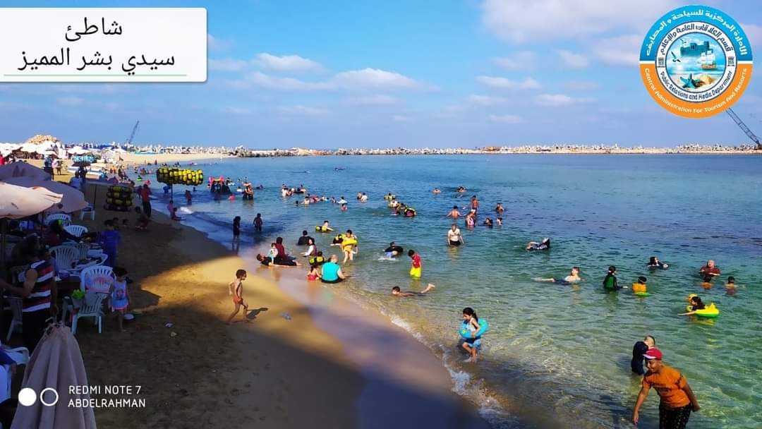 اقبال كبير على شواطئ الإسكندرية (13)