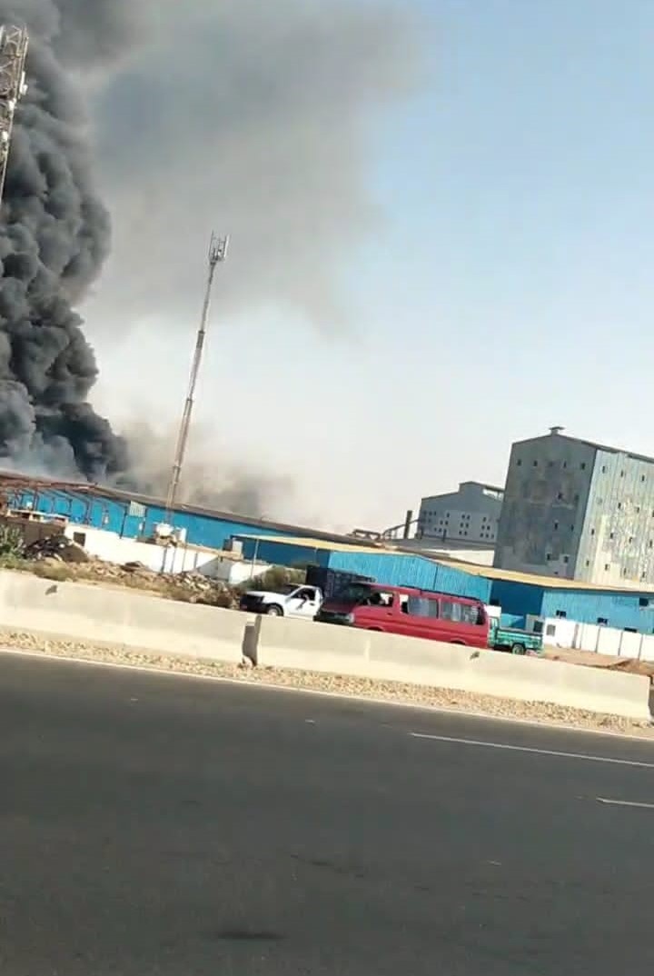 حريق ضخم فى أحد المصانع (1)