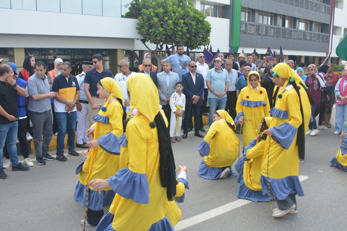 المحافظ يشهد مسيرة شبابية احتفالا بالعيد القومي (15)