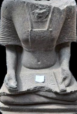 القطعة الثانيى  تمثال لكاتب فاقد الرأس مرتديا قلادة مربعة على صدرة