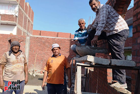 عمال بناء يساهمون فى تشييد مسجد بالشرقية (7)
