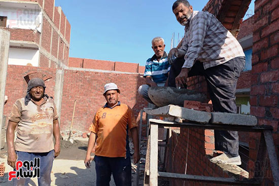 عمال بناء يساهمون فى تشييد مسجد بالشرقية (12)