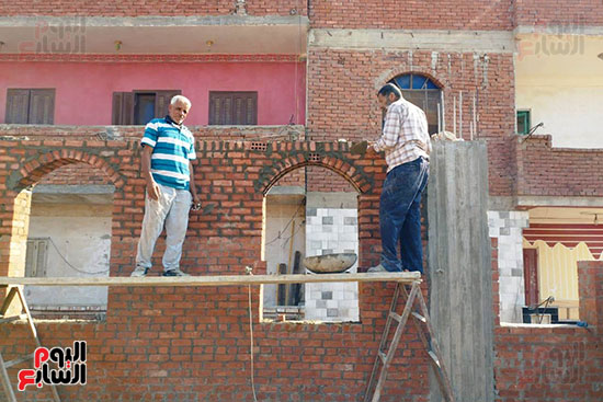 عمال بناء يساهمون فى تشييد مسجد بالشرقية (10)