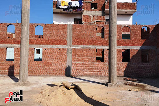 عمال بناء يساهمون فى تشييد مسجد بالشرقية (5)