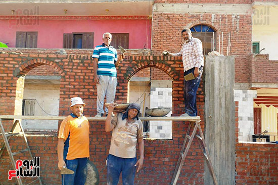 عمال بناء يساهمون فى تشييد مسجد بالشرقية (11)