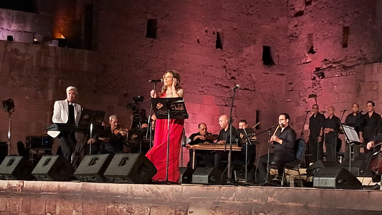 نادية مصطفى  اشكر القائمين على مهرجان القلعة وقناة الحياة (1)