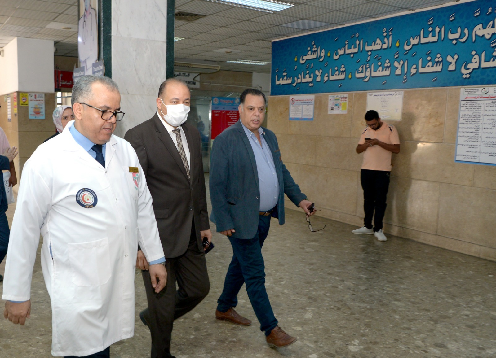 رئيس الجامعة في زيارة للطلاب بعد نقلهم لمستشفي جامعة المنصورة