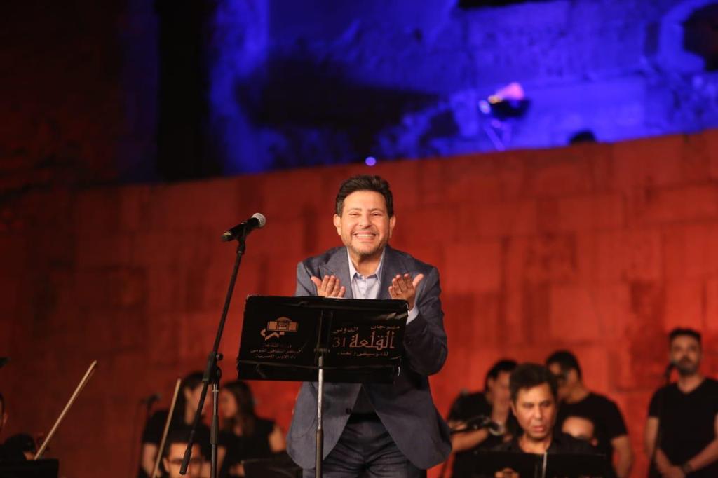 هاني شاكر يغني جانا الهوا للعندليب في حفل مهرجان القلعة (4)