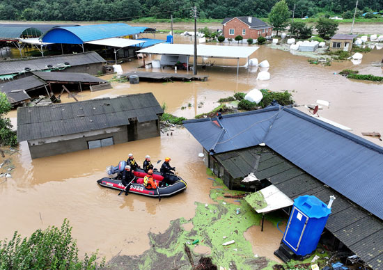 رجالا النقاذ يبحثون عن مصابين او مفقودين اثر الامطار والفيضانات