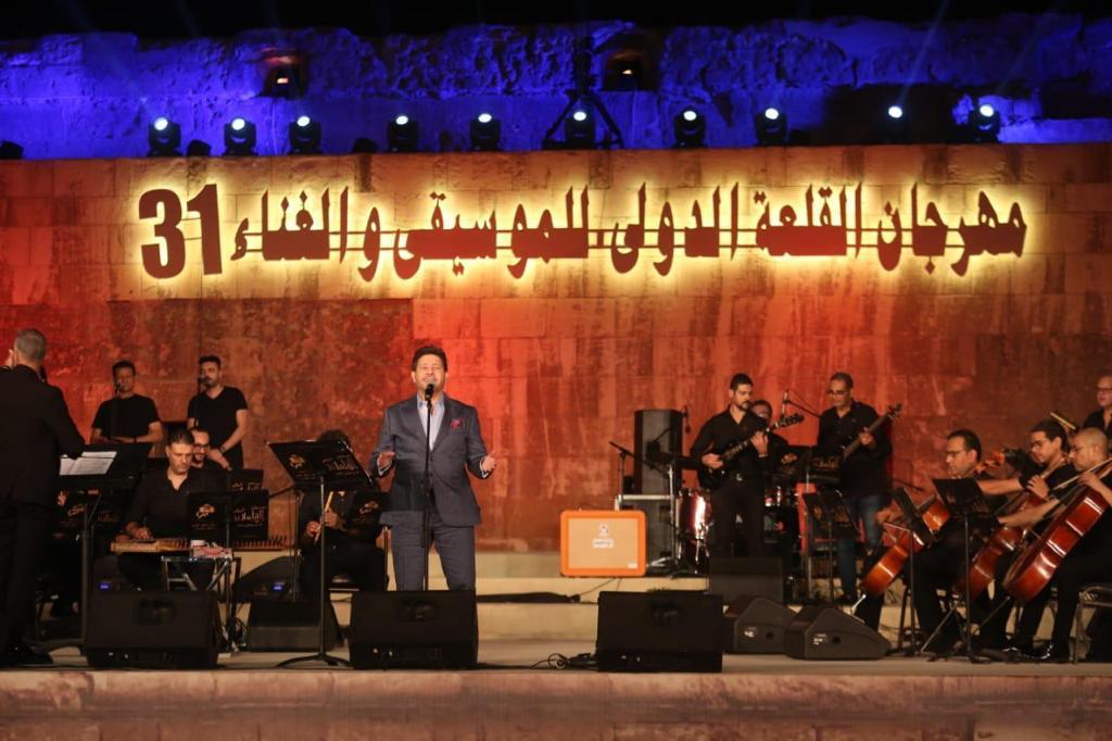 هاني شاكر يغني جانا الهوا للعندليب في حفل مهرجان القلعة (2)