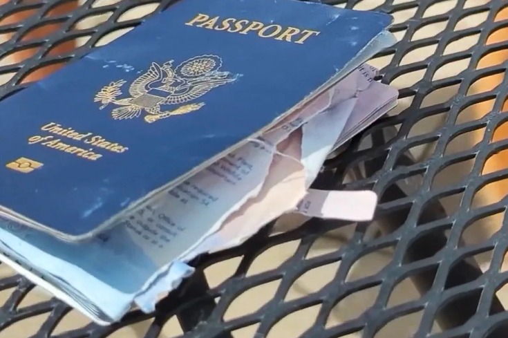 جواز السفر الممزق