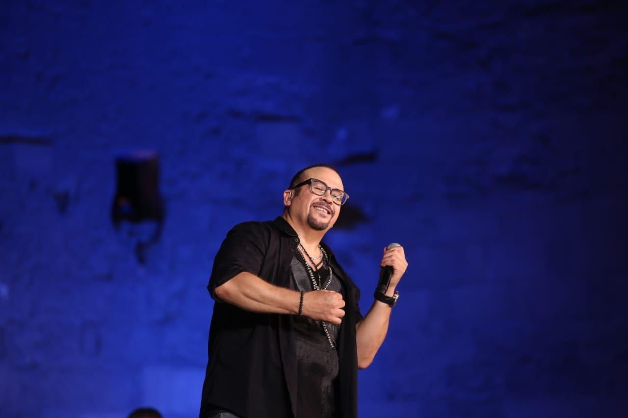 هشام عباس يتألق بأغاني يتربى في عزو وزمان وأنا صغير بمهرجان القلعة (1)