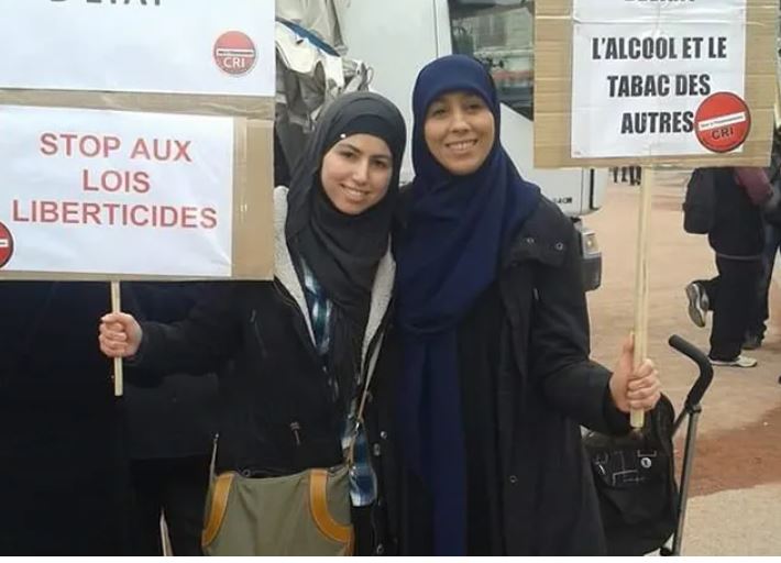مواطنتان فرنسيتان في مظاهرة للتنديد بمنع الحجاب في المدارس