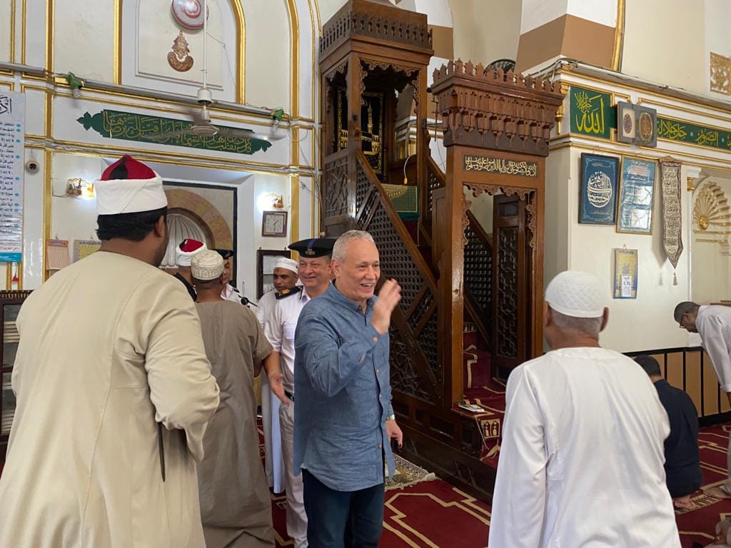 المحافظ داخل مسجد أحمد النجم بعد الحصول على شهادة الإعتماد