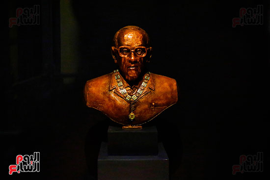 تمثال نجيب محفوظ بقلادة النيل