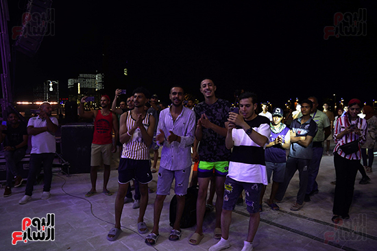 جمهور مهرجان العلمين يتفاعل مع وائل الفشنى