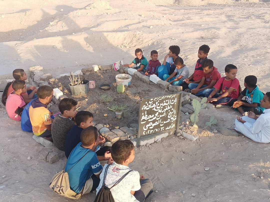 أطفال يقرأون القرآن على روح معلمهم