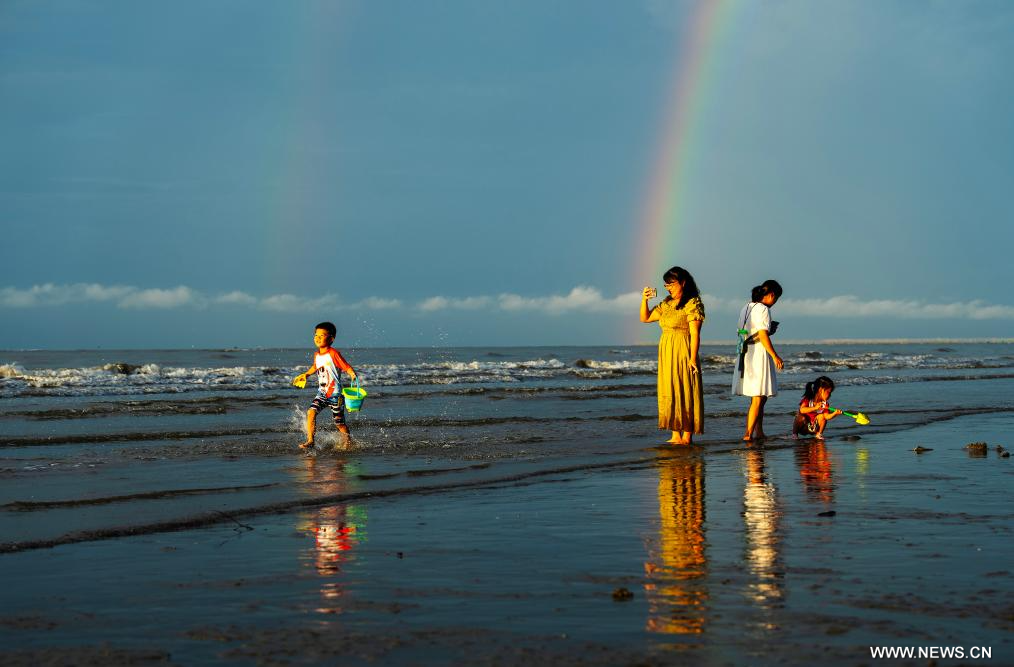 شاطئ جينتان في دونغشينغ في منطقة قوانغشي ذاتية الحكم لقومية تشوانغ جنوبي الصين (8)