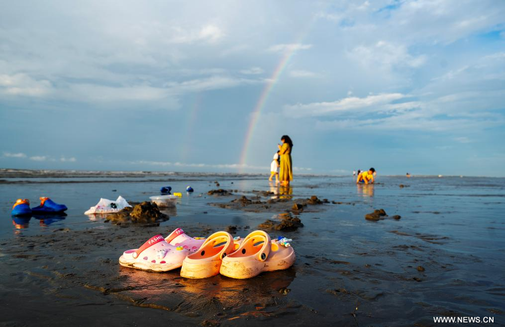 شاطئ جينتان في دونغشينغ في منطقة قوانغشي ذاتية الحكم لقومية تشوانغ جنوبي الصين (10)