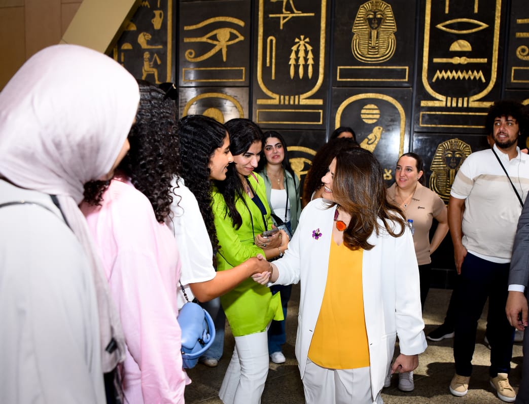 وزيرة الهجرة تزور المتحف المصري الكبير بصحبة 50 شابًا مصريًا من شباب الدارسين والباحثين بالخارج (7)