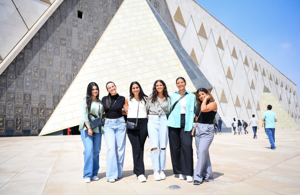 وزيرة الهجرة تزور المتحف المصري الكبير بصحبة 50 شابًا مصريًا من شباب الدارسين والباحثين بالخارج (15)