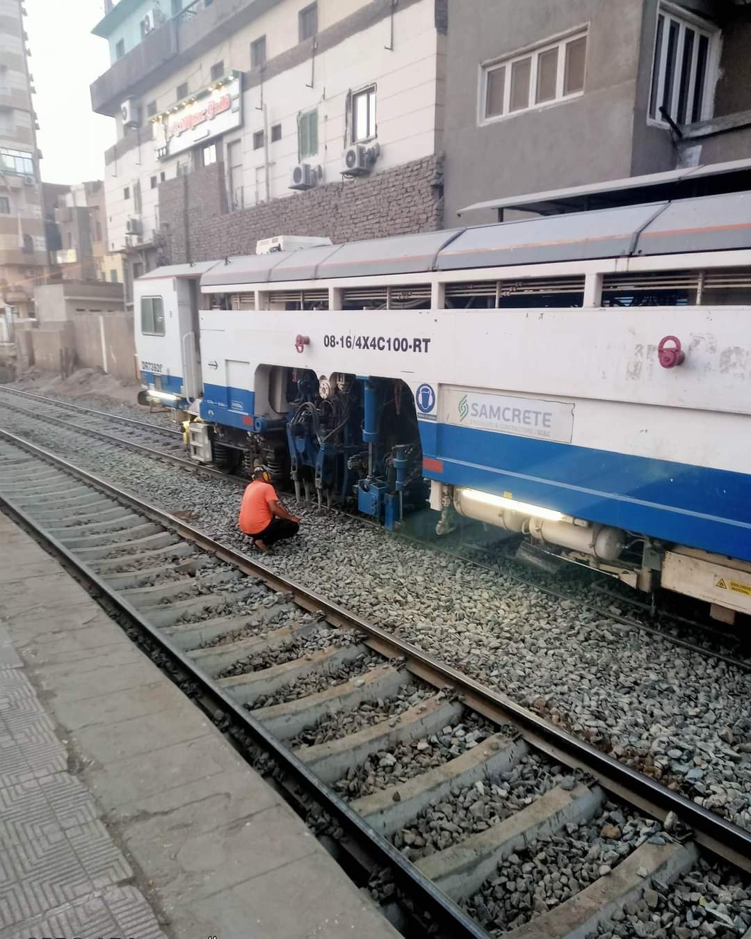 تجديد قضبان السكة الحديد داخل محطة قطارات بسوهاج (5)
