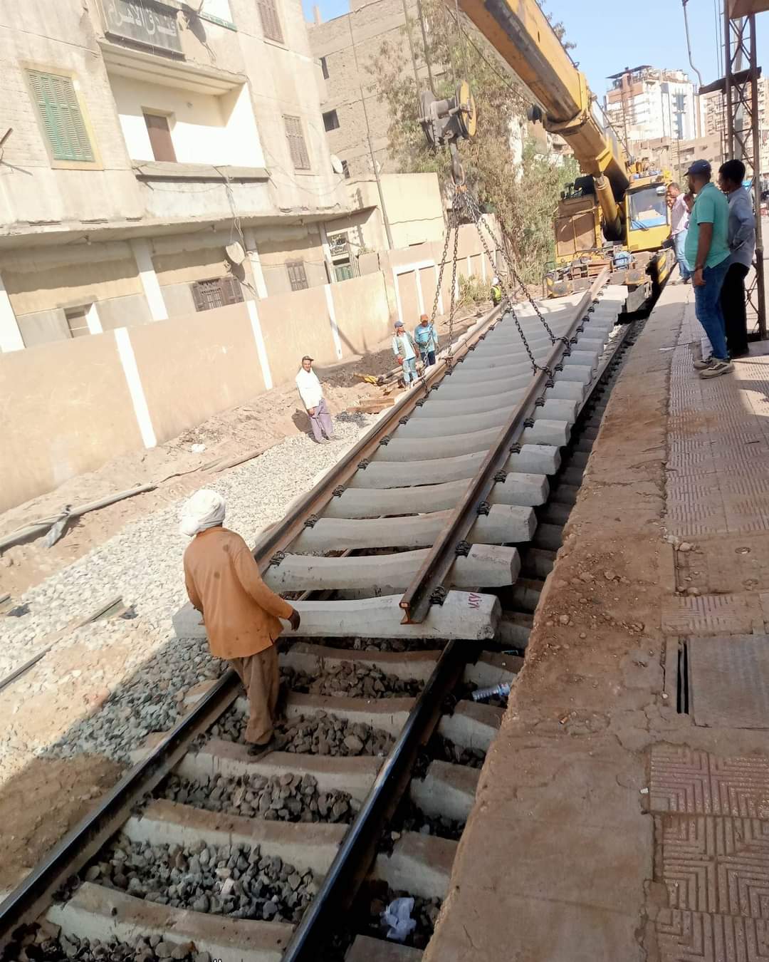 تجديد قضبان السكة الحديد داخل محطة قطارات بسوهاج (1)