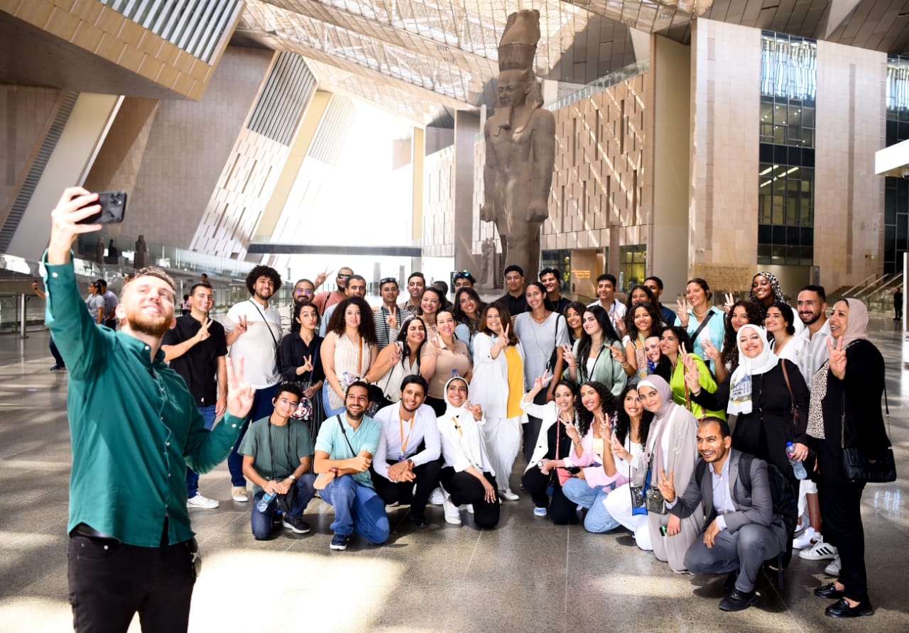 وزيرة الهجرة تزور المتحف المصري الكبير بصحبة 50 شابًا مصريًا من شباب الدارسين والباحثين بالخارج (16)