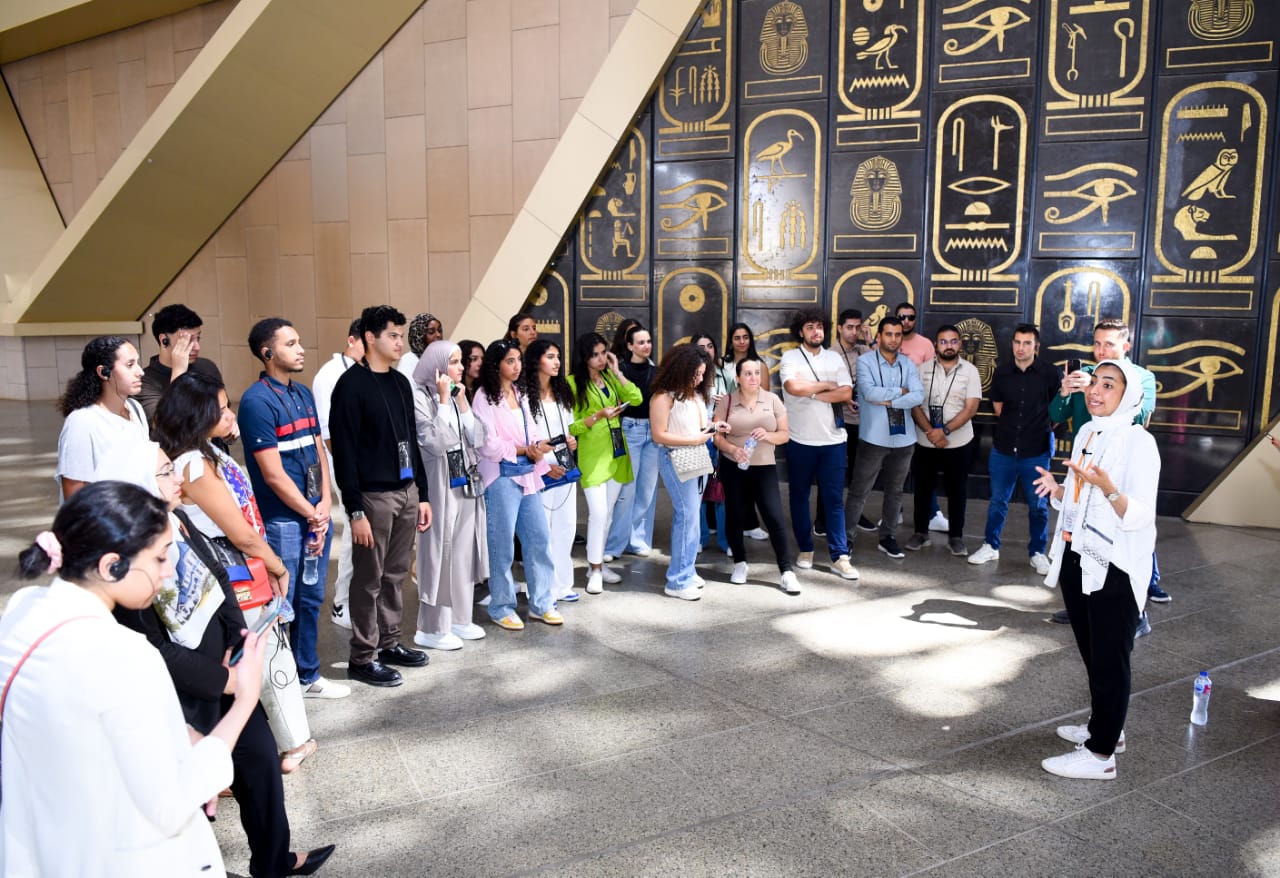 وزيرة الهجرة تزور المتحف المصري الكبير بصحبة 50 شابًا مصريًا من شباب الدارسين والباحثين بالخارج (13)