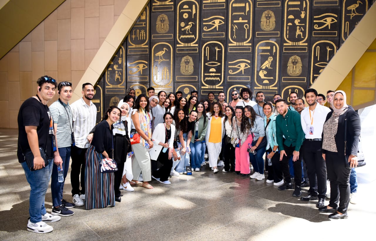 وزيرة الهجرة تزور المتحف المصري الكبير بصحبة 50 شابًا مصريًا من شباب الدارسين والباحثين بالخارج (5)