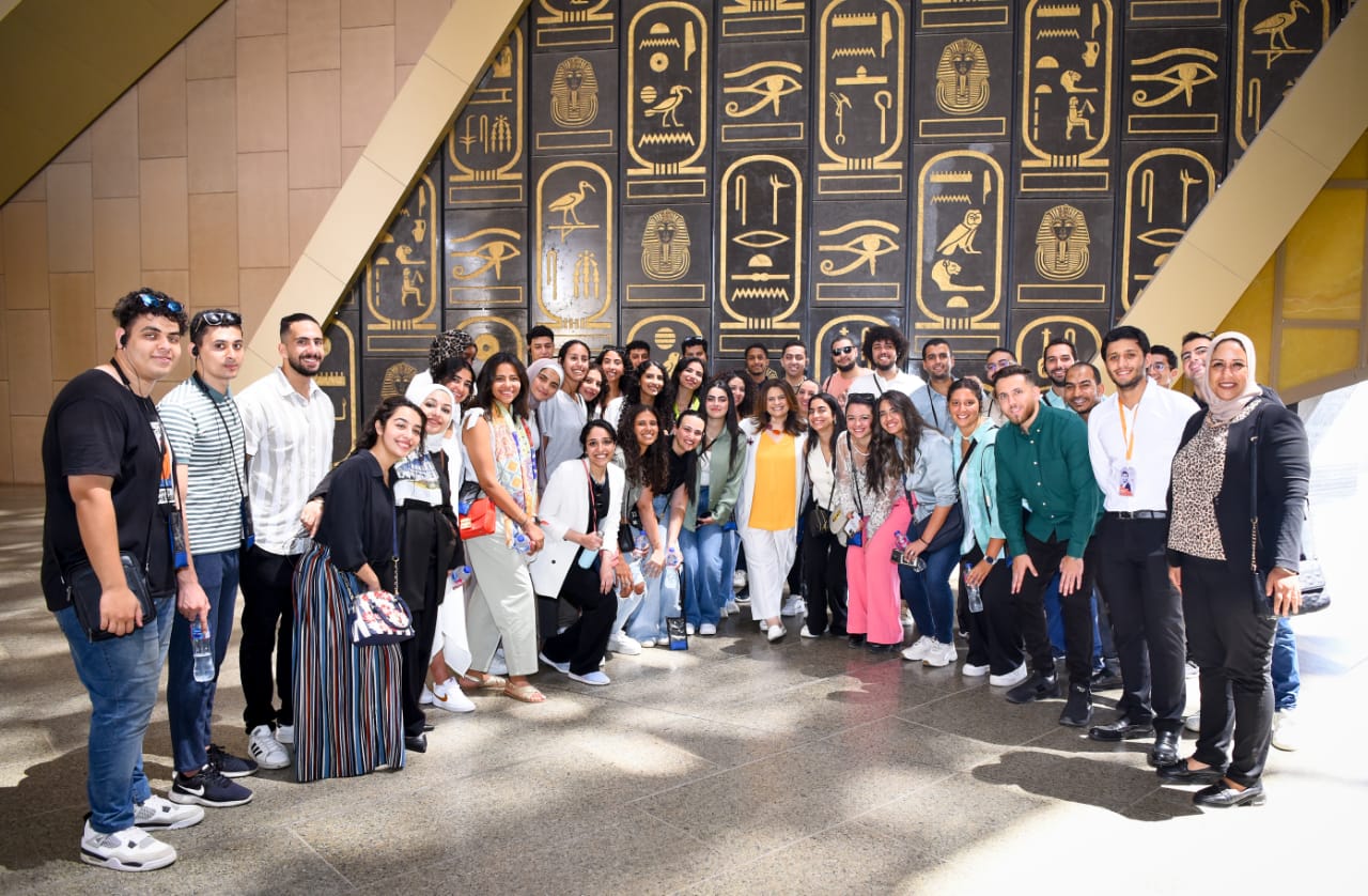 وزيرة الهجرة تزور المتحف المصري الكبير بصحبة 50 شابًا مصريًا من شباب الدارسين والباحثين بالخارج (10)